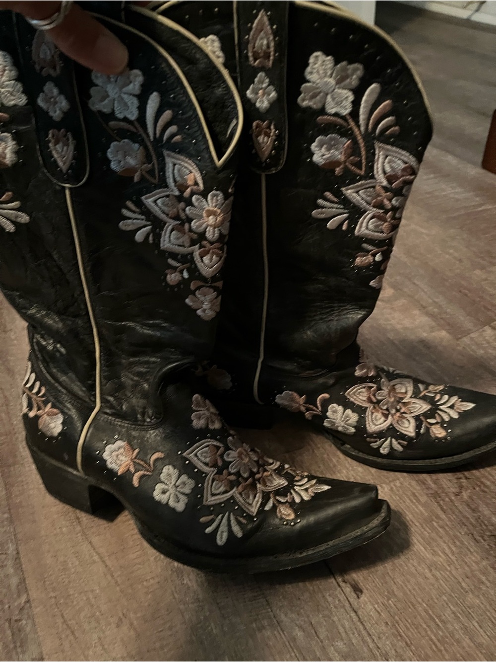 Old Gringo Black Leather Western Boots with Cream & Blush Embroidery - Picture 2 of 12